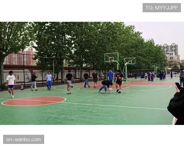如何判定篮球比赛中的假摔行为及其处罚标准？